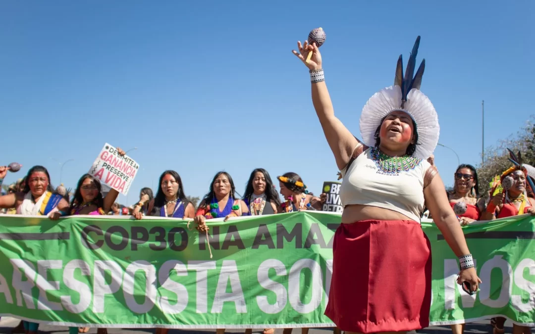 ‘Decidem nosso futuro a portas fechadas’: Mulheres indígenas exigem voz na COP30